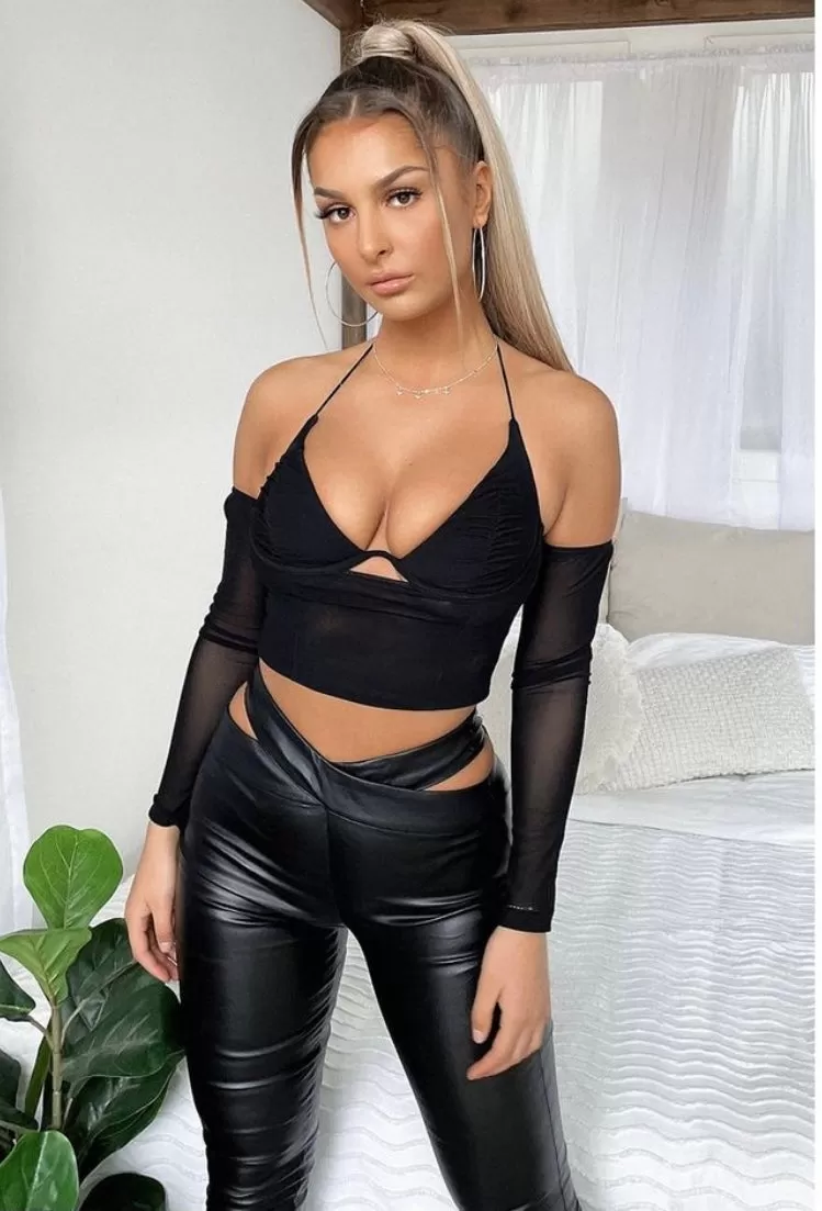 Top ‘Obsessed’ Negru - Crop top negru cu maneci plasa si umeri goi