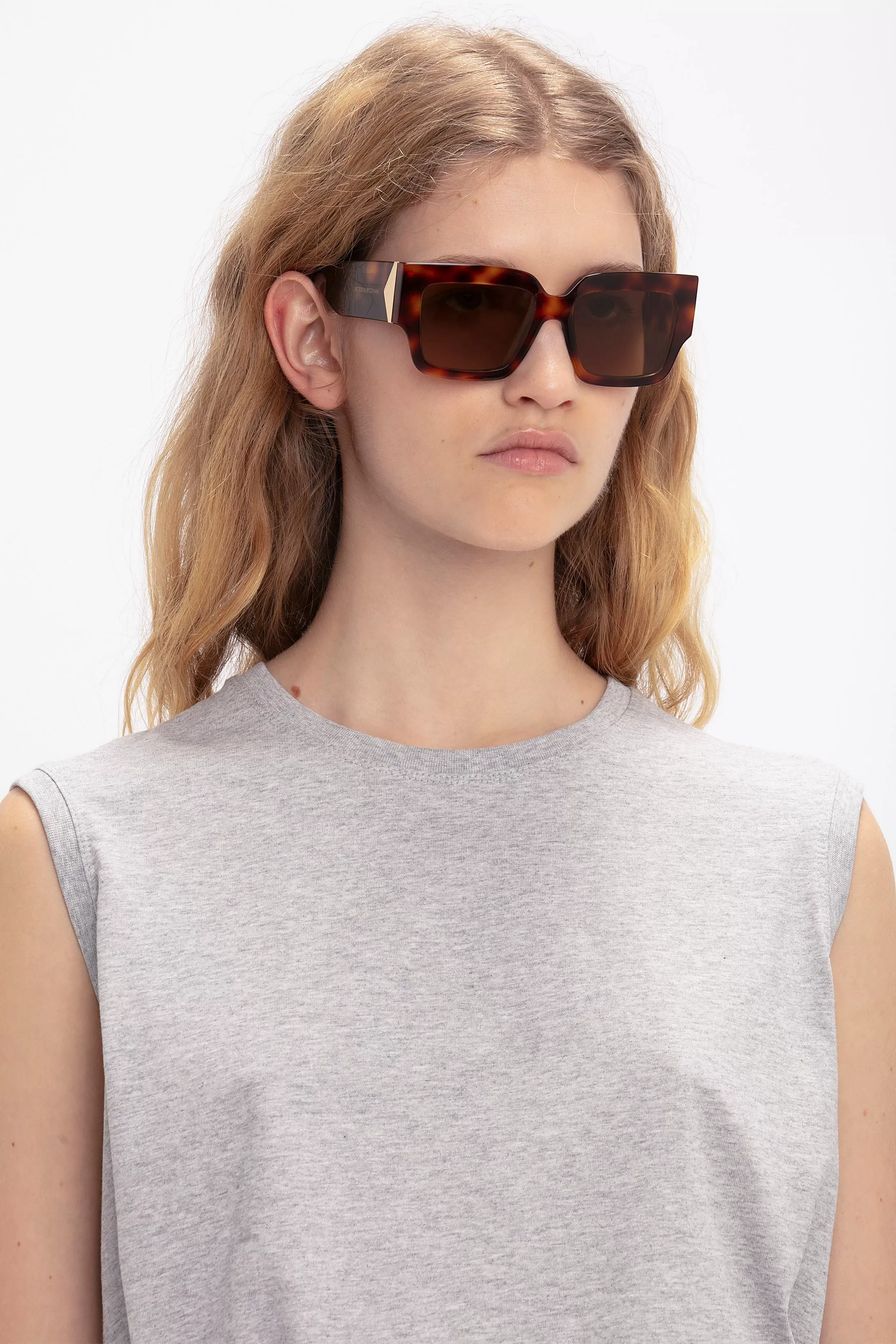 V Plaque Rectangular Frame Sunglasses In Tortoise